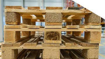ein Haufen Holzbretter mit Schrauben an ihnen