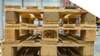 ein Haufen Holzbretter mit Schrauben an ihnen