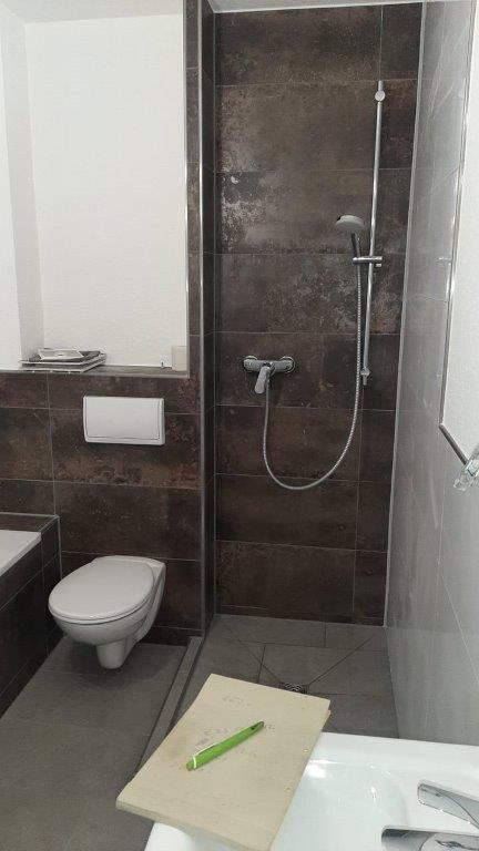 ein Badezimmer mit Toilette , Waschbecken und Dusche .