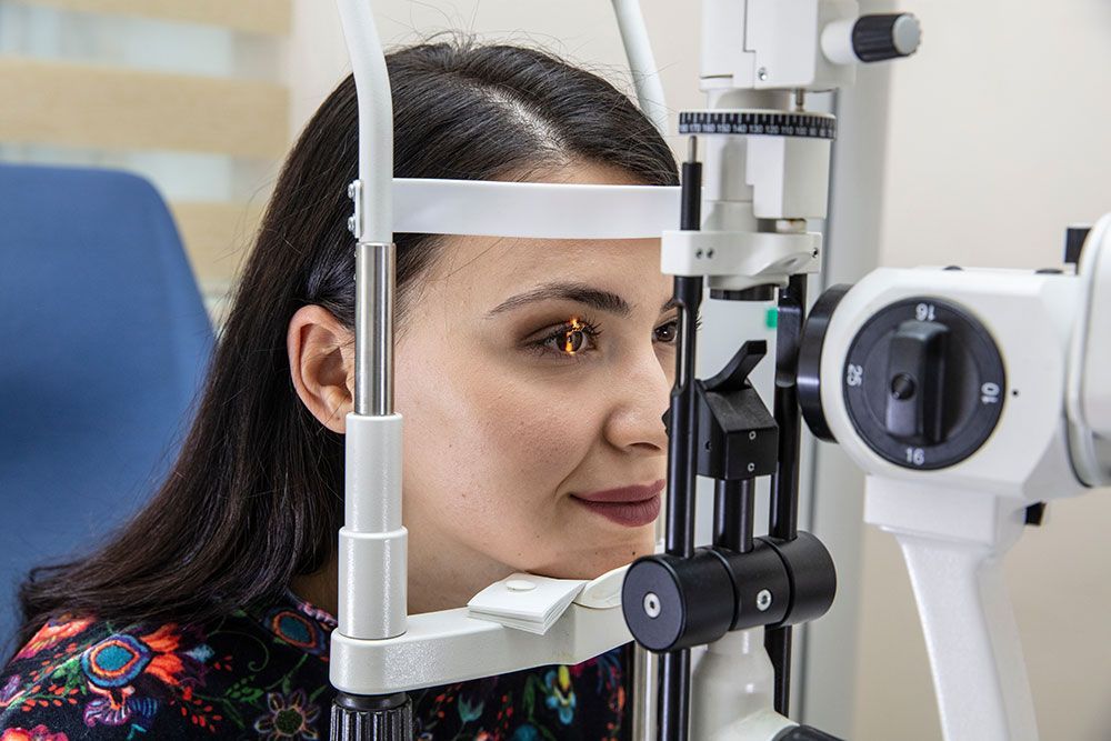 Eine Frau lässt ihre Augen von einem Augenarzt untersuchen.