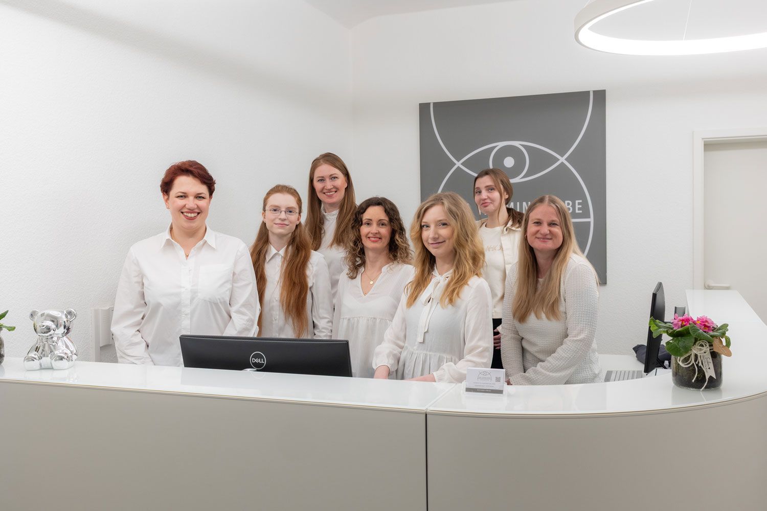 Eine Gruppe von Frauen posiert gemeinsam für ein Foto.