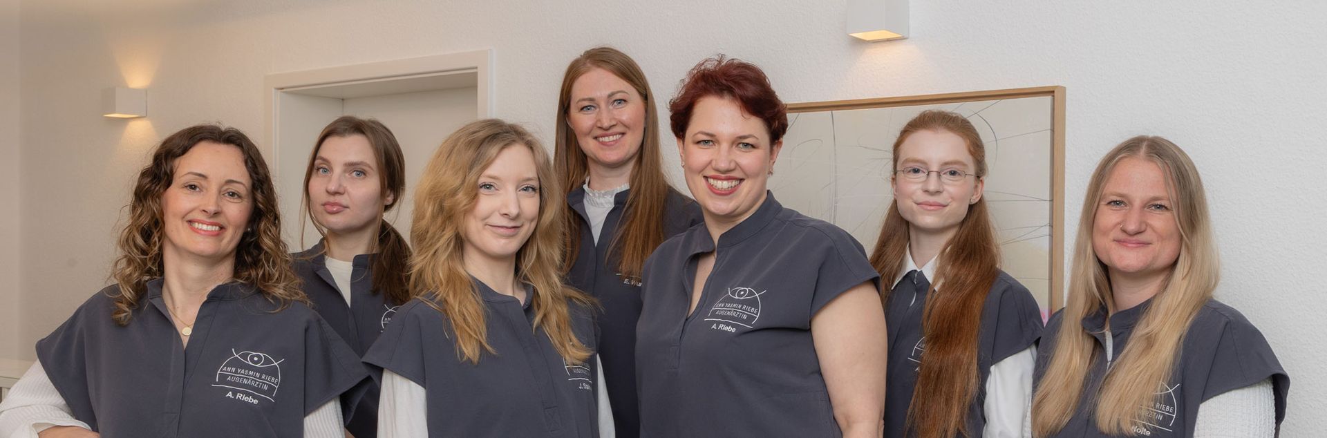 Eine Gruppe von Frauen posiert gemeinsam für ein Foto.