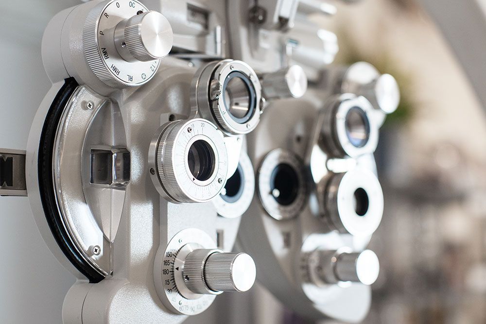 Eine Nahaufnahme eines Sehtestgeräts in einem Optikergeschäft.
