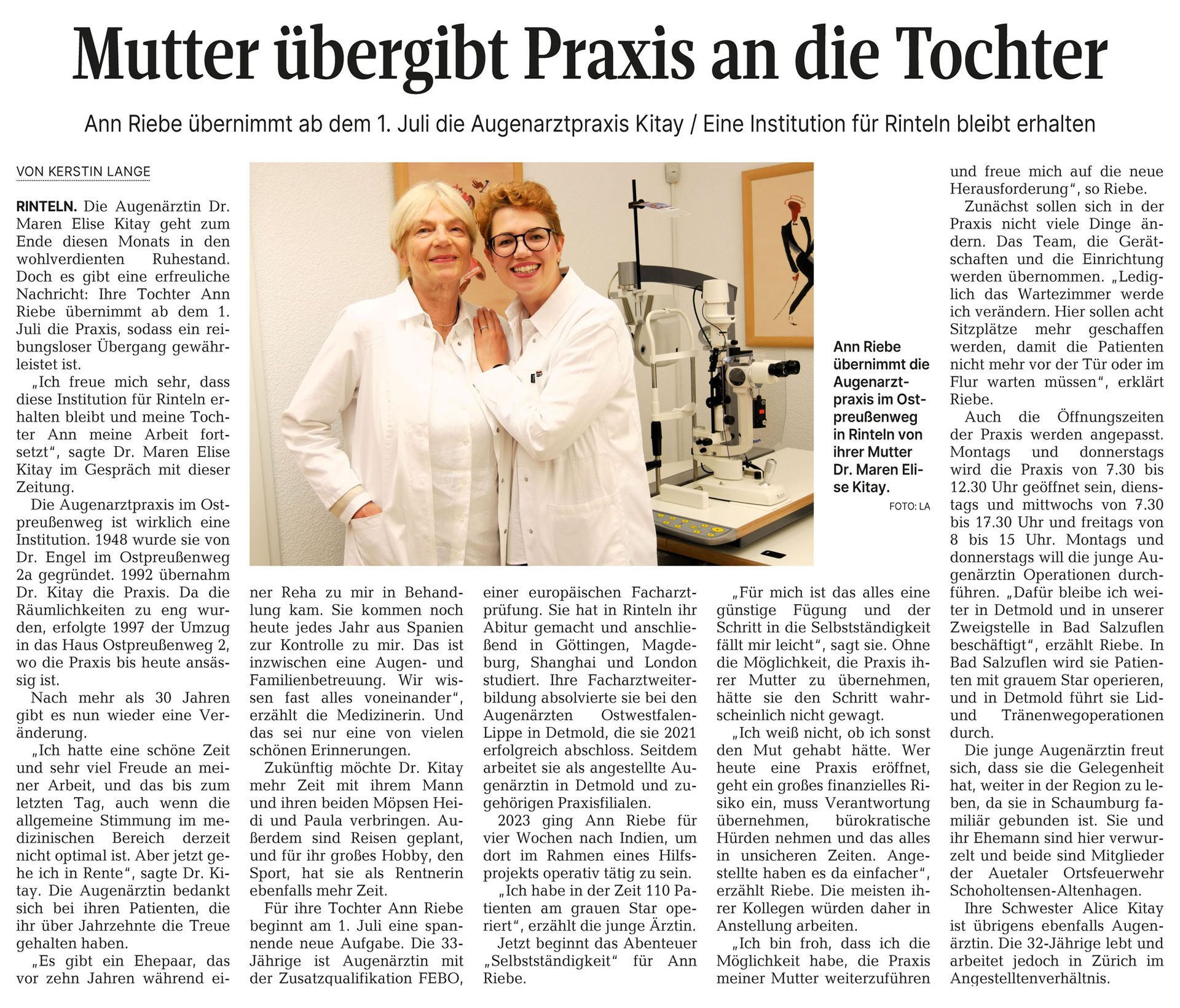 In einem Zeitungsartikel stehen zwei Frauen nebeneinander.