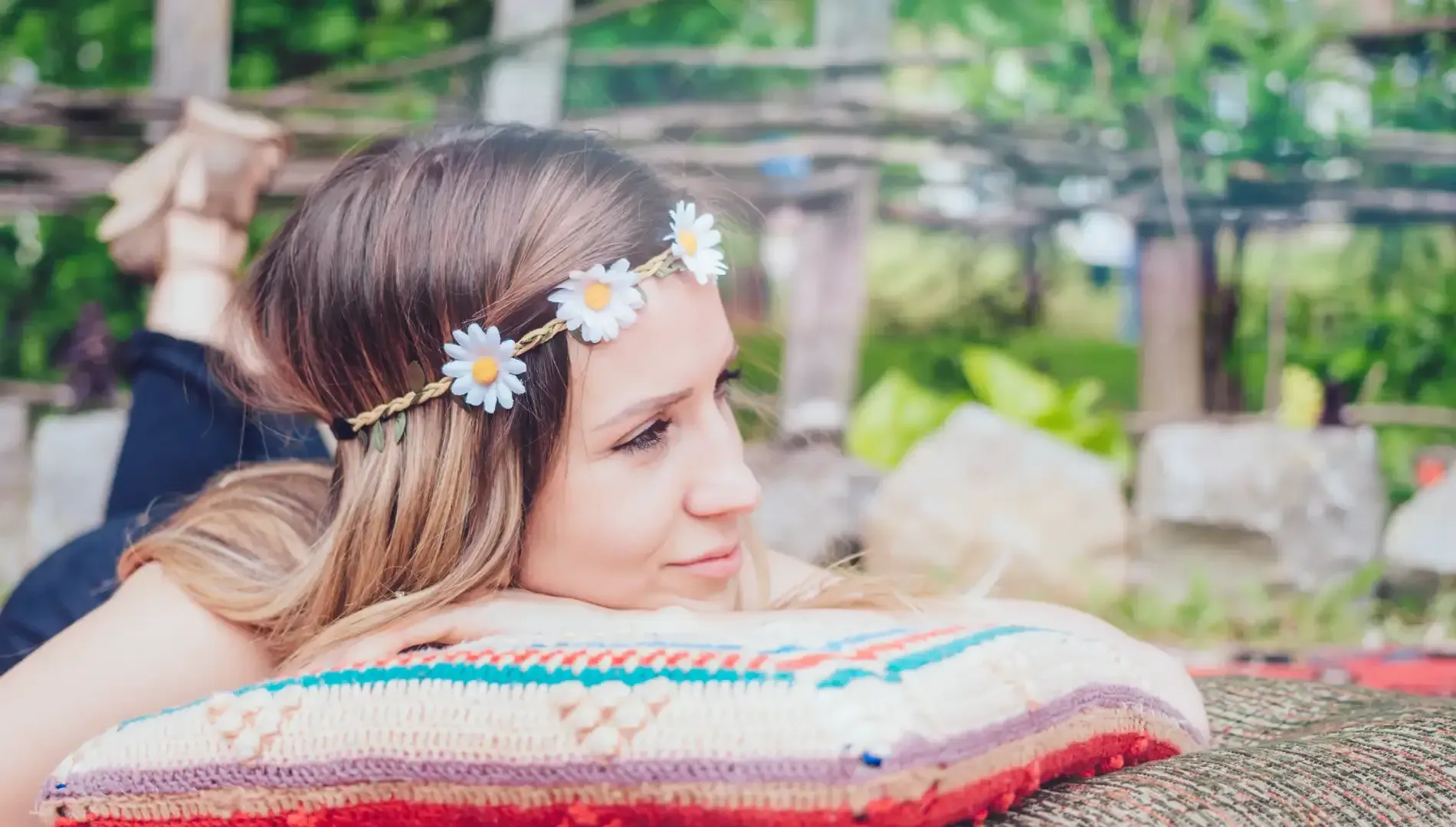 Mujer sosteniendo un ramo y un gran objeto en forma de corazón frente al escaparate de una tienda.