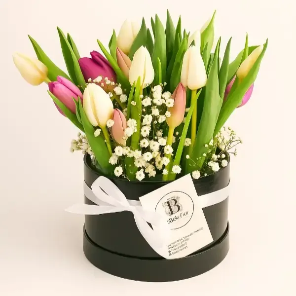 Ramo de rosas rosas y blancas, otras flores y nota que dice 