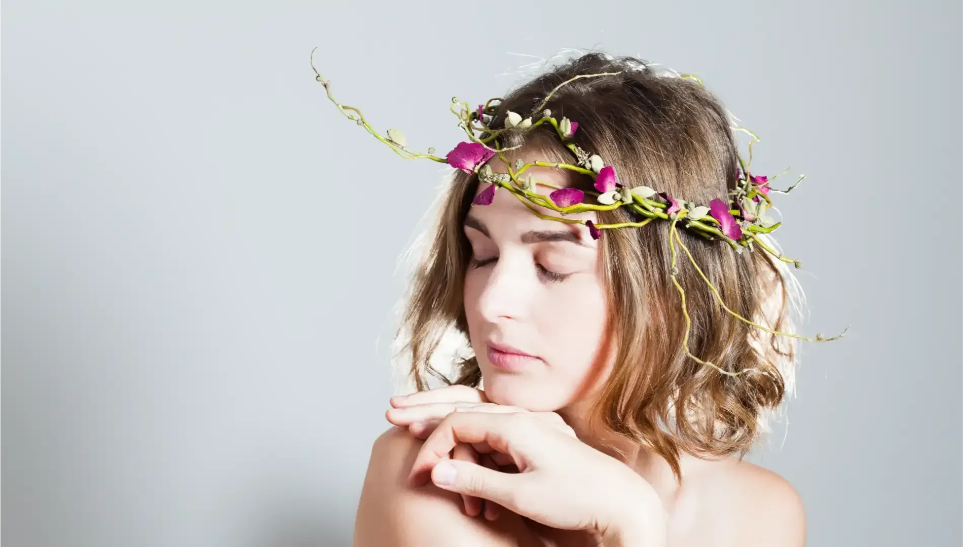 Ramo de rosas rosas y blancas, otras flores y nota que dice 