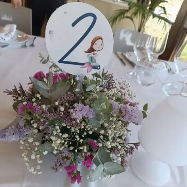 Ramo de rosas rosas y blancas, otras flores y nota que dice