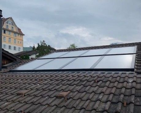 Haus mit Solaranlage von der Eberhard Sanitär GmbH