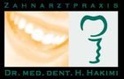 Logo einer Zahnarztpraxis mit einem lächelnden Mund und einem zahnförmigen Symbol.