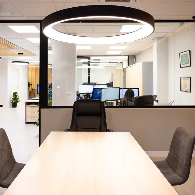 Una sala de conferencias con una mesa grande y sillas.