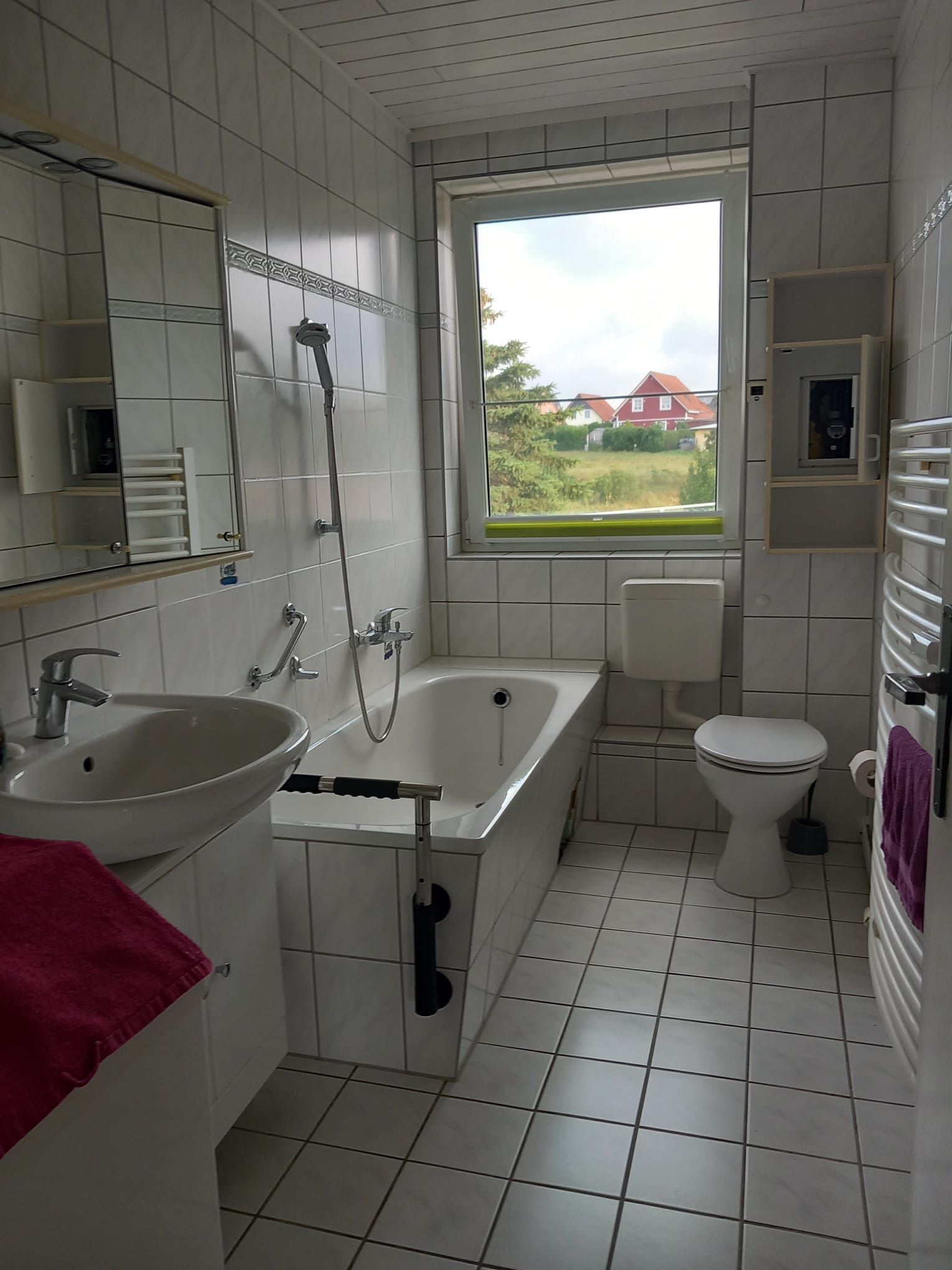 Ein Badezimmer mit Badewanne, Waschbecken und Toilette