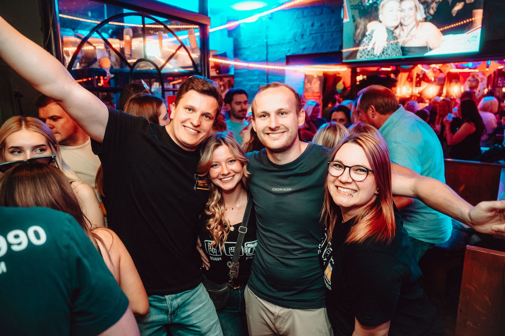 Zwei Frauen posieren mit Getränken in der Hand für ein Foto in einem Club.Boents