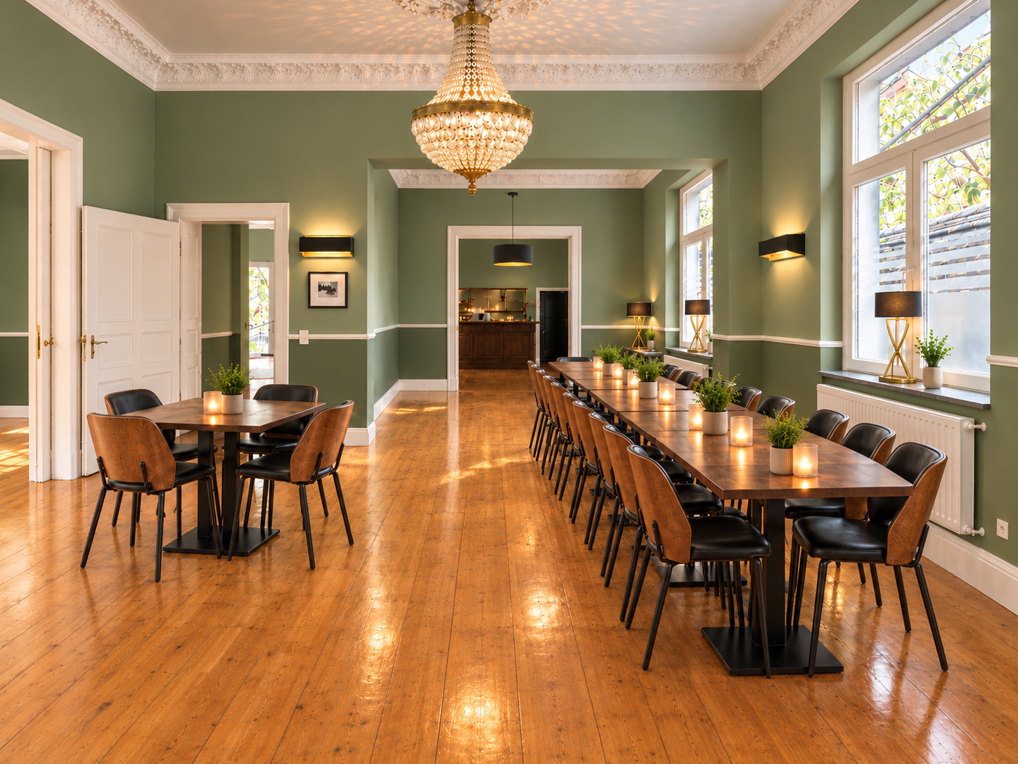 Eleganter Speisesaal mit langen Tischen, Stühlen, Kronleuchtern und großen Fenstern auf glänzendem Holzboden