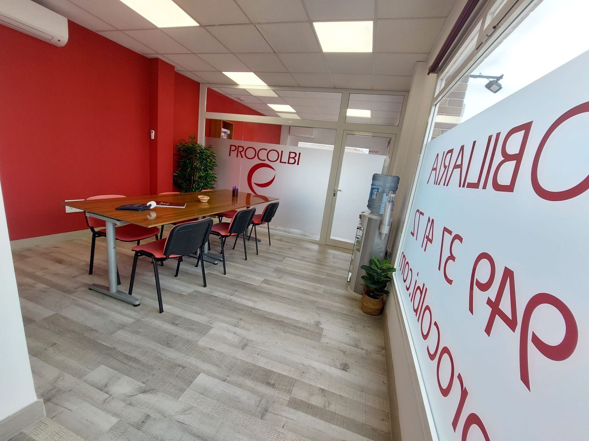 Una habitación con mesas y sillas y un cartel que dice 'alquiler'.