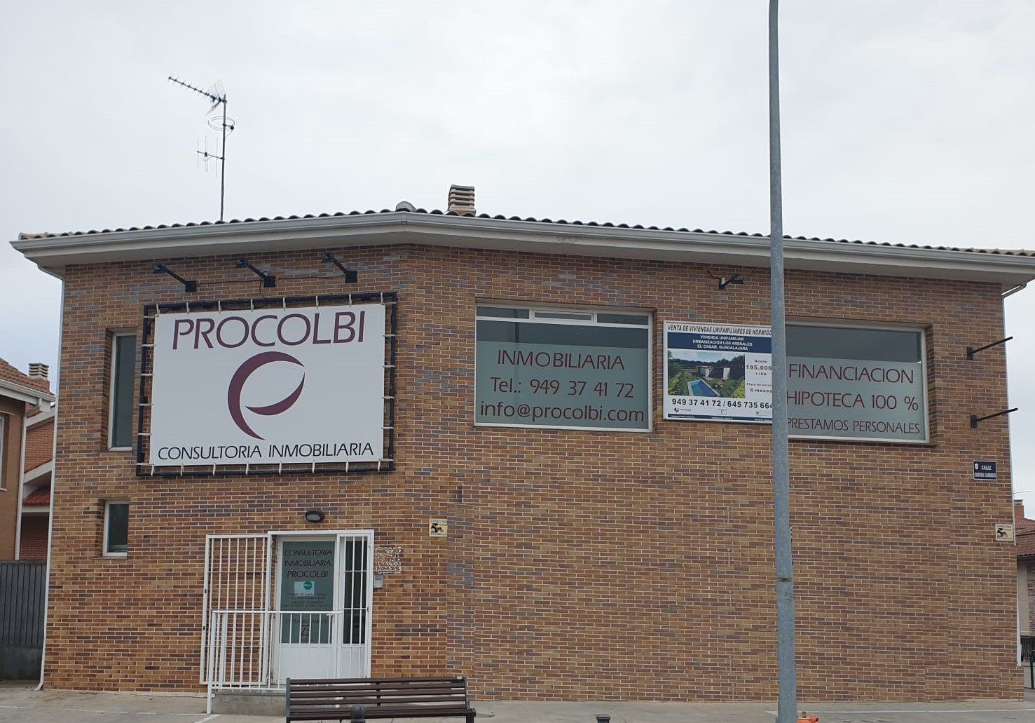 Un edificio de ladrillo con un cartel que dice procolbi