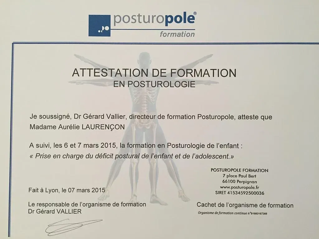 Certificat en français, « Attestation de Formation en Posturologie ». Logo gris-bleu. Figure anatomique.