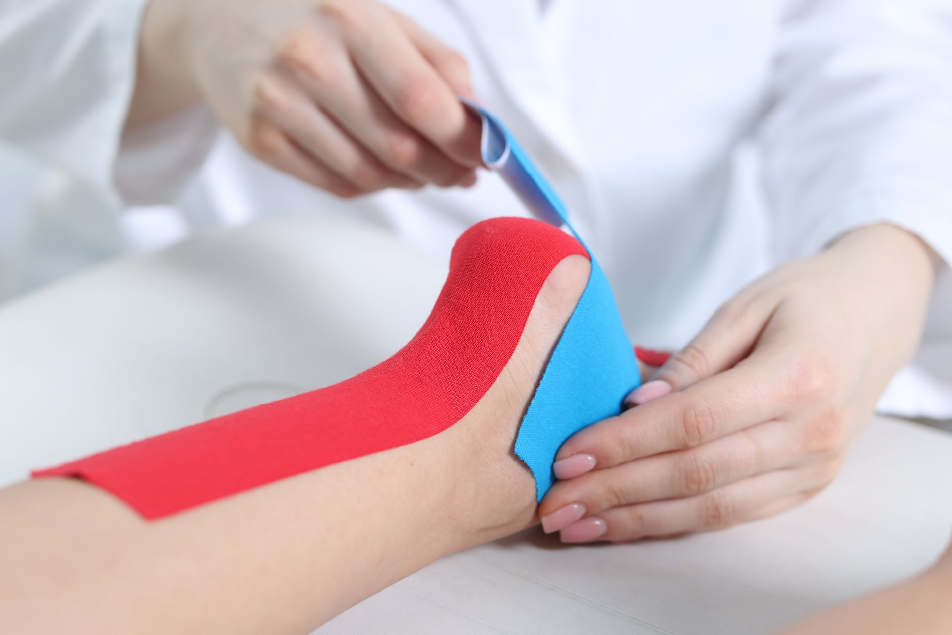 Ostéopathe posant des bandes sur le pied d'un patient