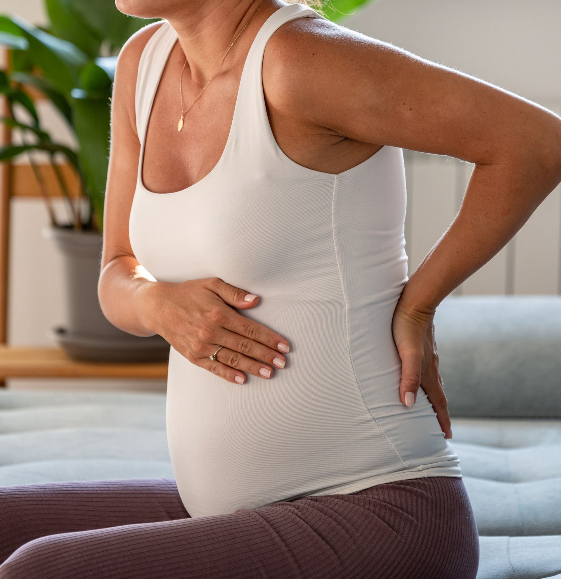 Femme enceinte souffrant de douleurs de dos