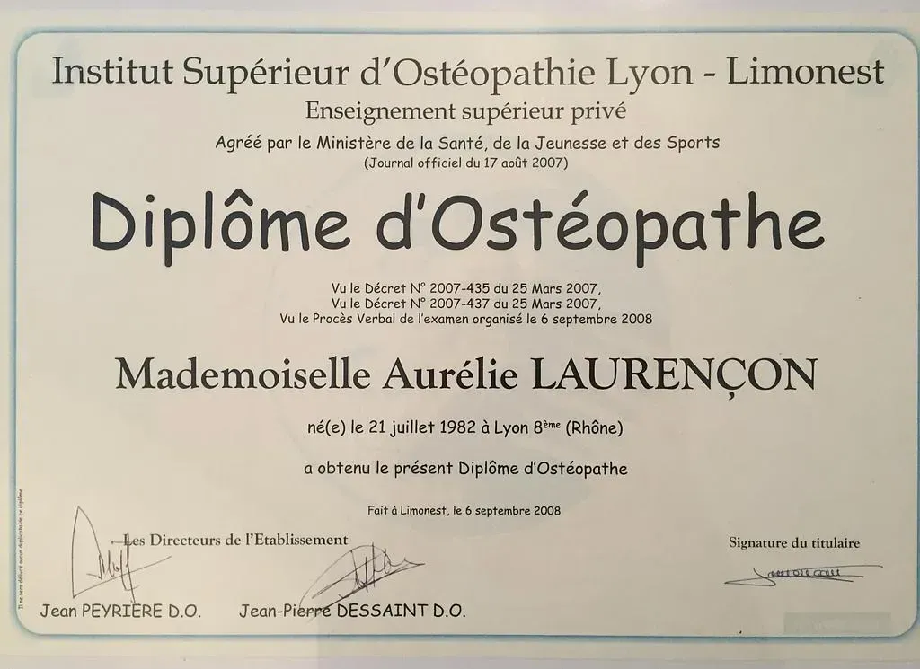 Diplôme d'ostéopathie. Il est destiné à Mademoiselle Aurélie LAURENÇON.