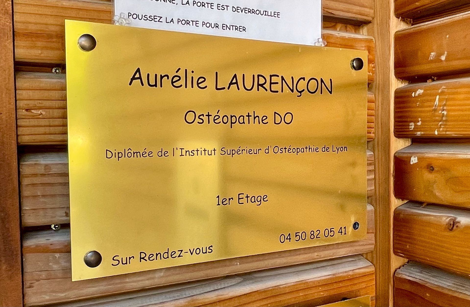 Plaque du cabinet d'ostéopathie d'Aurélie Laurençon