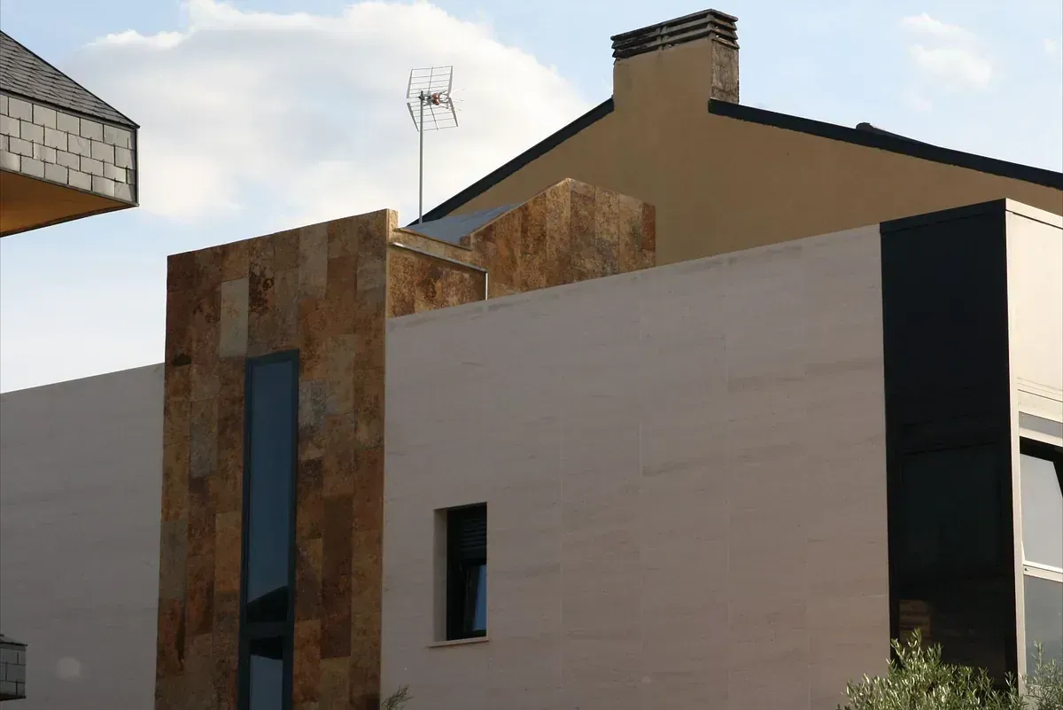 Un edificio con una chimenea en la parte superior