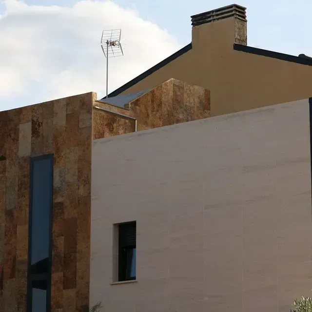 Un edificio con una chimenea encima