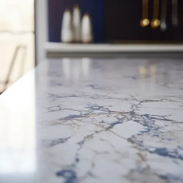 Un primer plano de una encimera de mármol en una cocina.