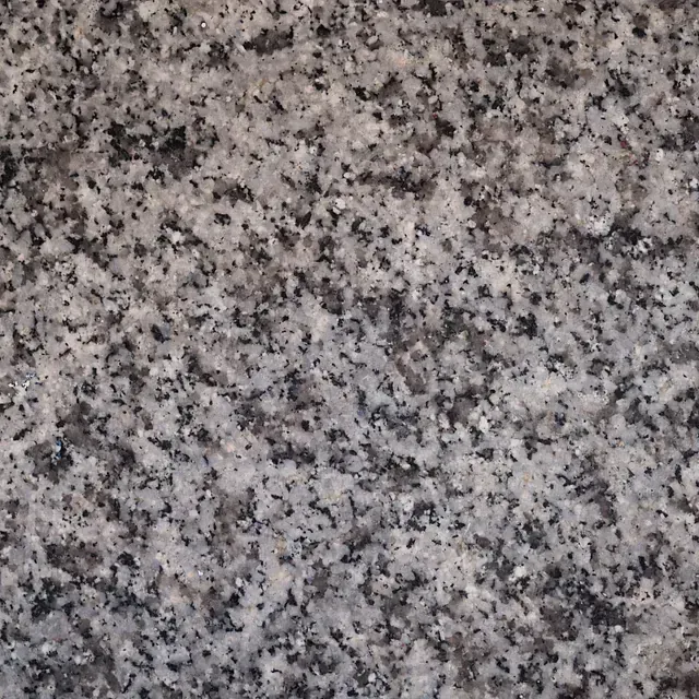 Un primer plano de una encimera de granito gris.