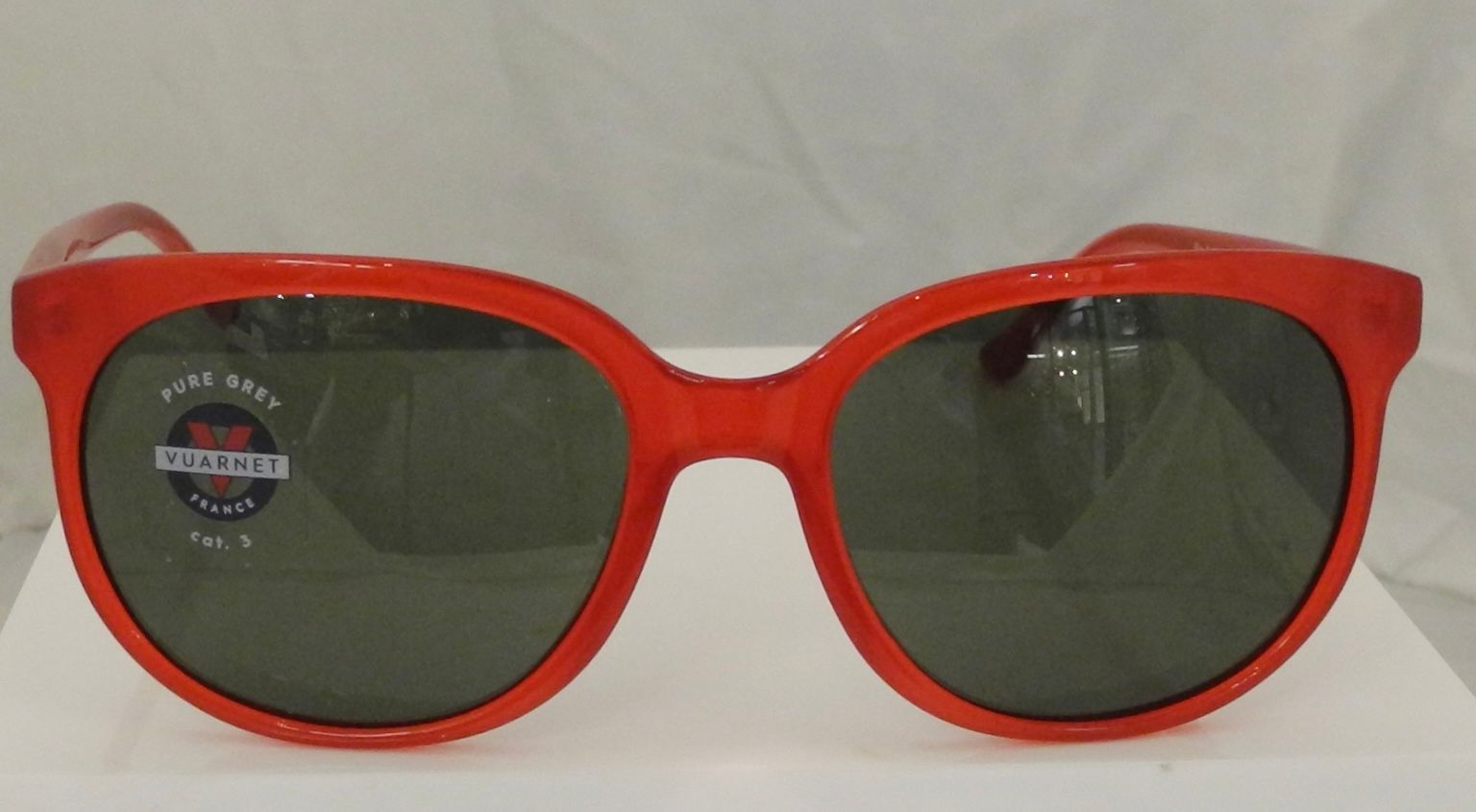 Lunettes de soleil rouges