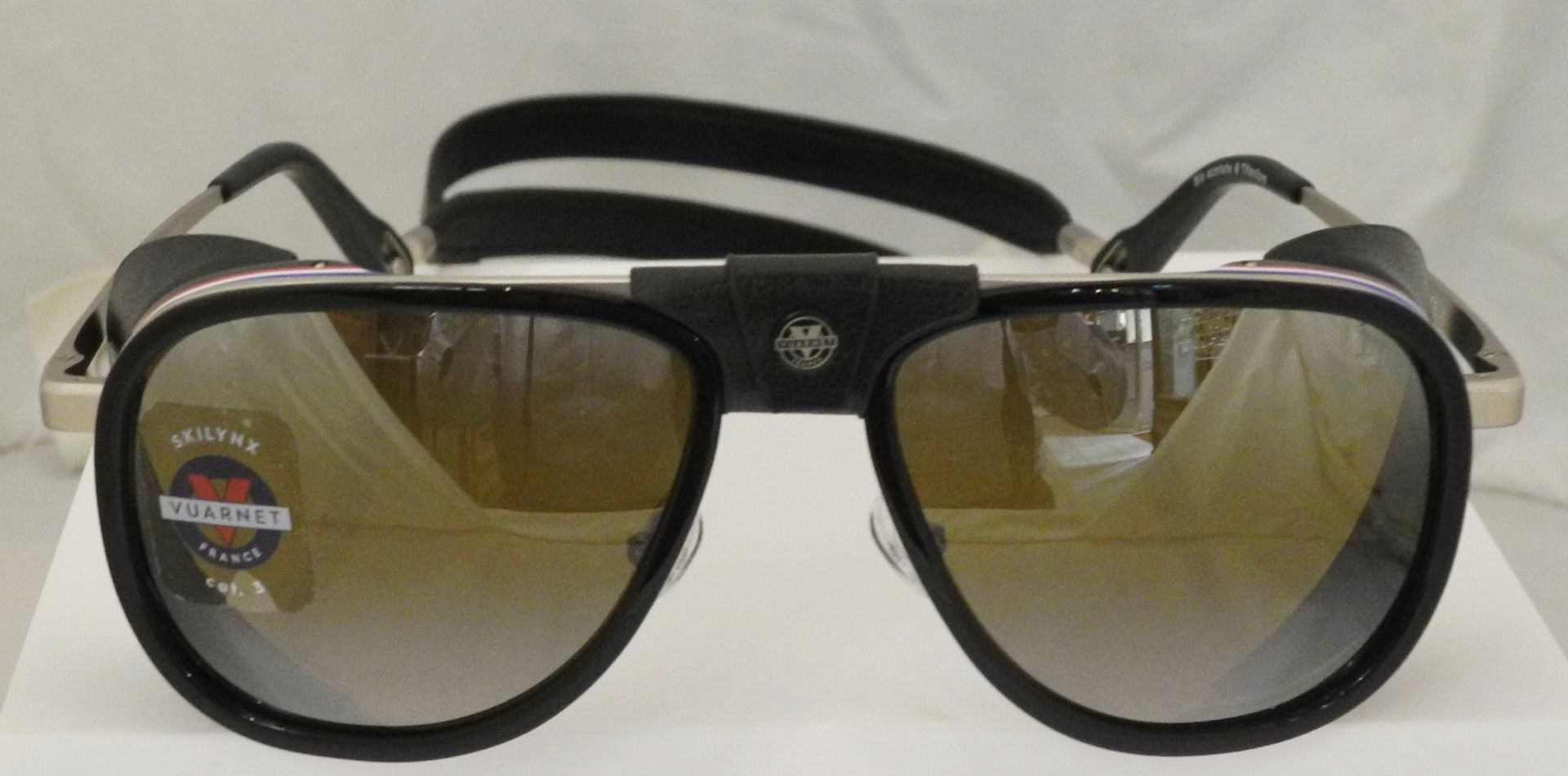 Glacier noire/bleu blanc rouge sur la tranche de la face et protection latérale