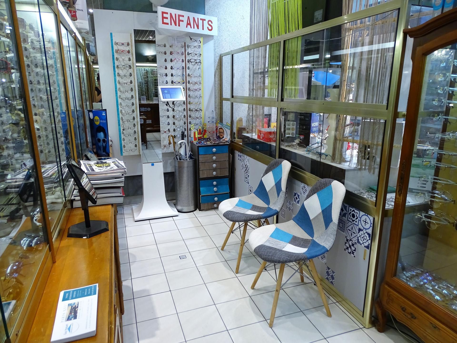Des montures dans la boutique de l'opticien Confort et Vision