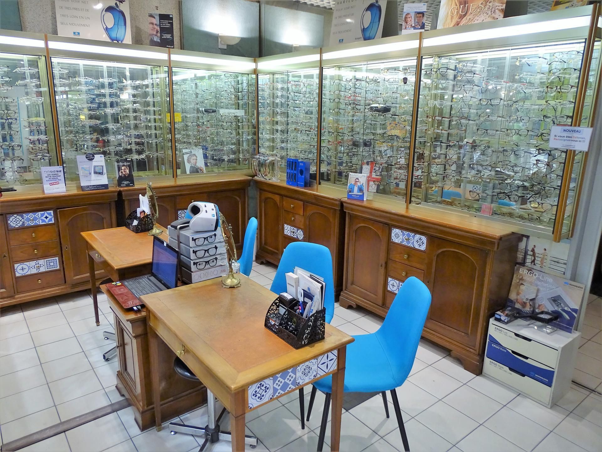 Intérieur de la boutique d'opticien Confort et Vision