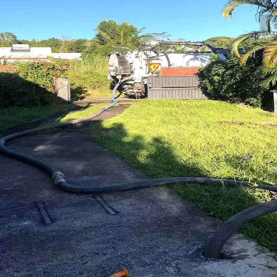 Tuyau de vidange d'évacuation dans un jardin
