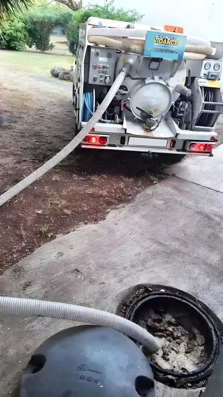 Tube pour vidanger une fosse septique