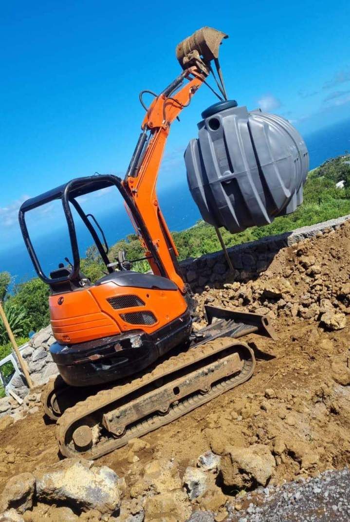 Minipelle qui pose un bac à graisse