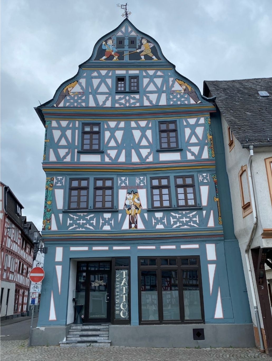Das Innere einer Kirche mit einer reich verzierten Decke, einer hölzernen Kanzel, einer Pfeifenorgel 
