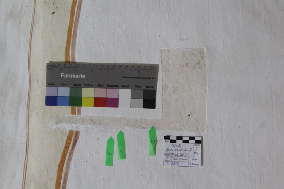 Im Inneren einer historischen Kirche mit gewölbter, blumenbemalter Decke, hölzernen Balkonen 