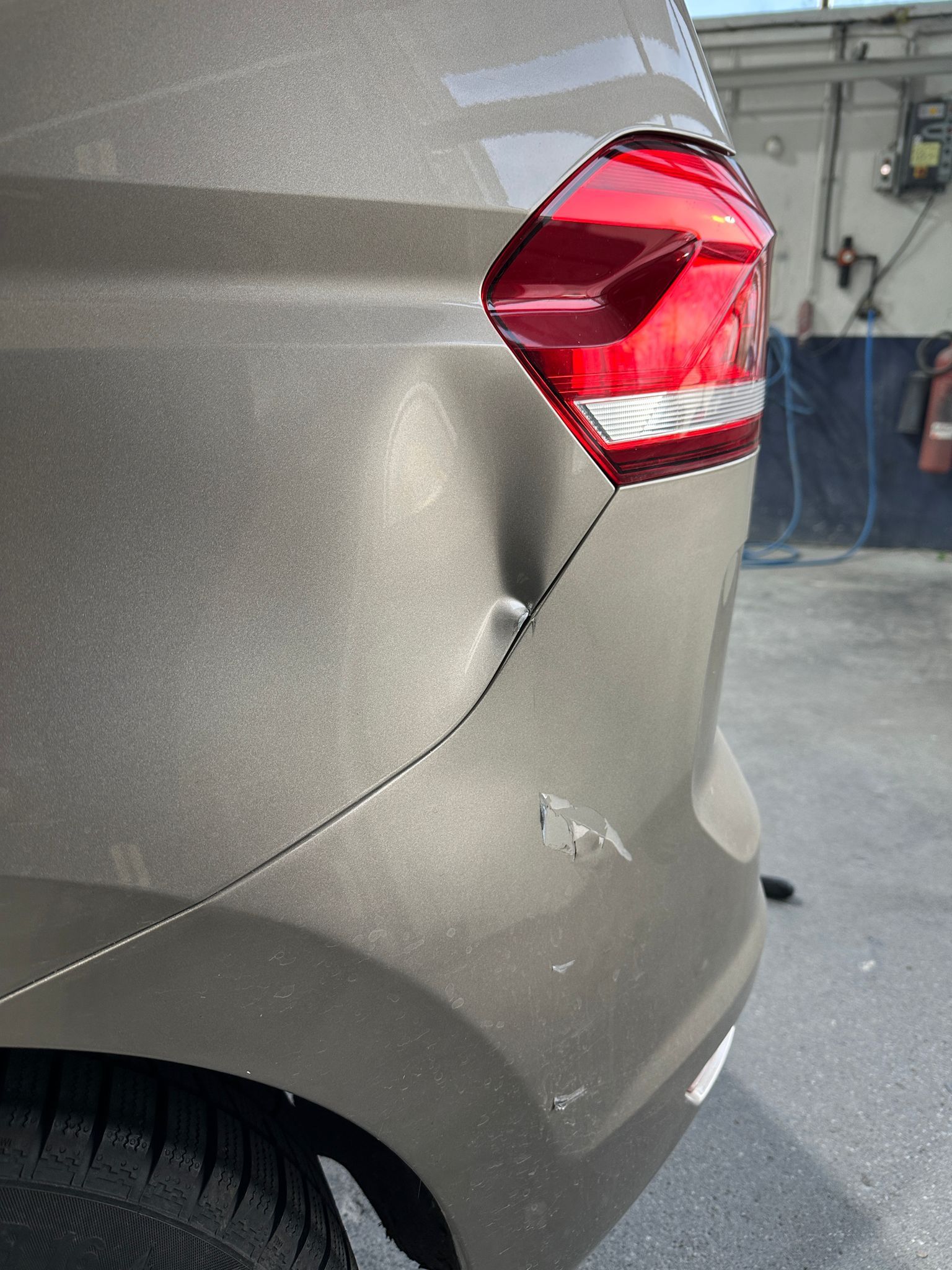 Reparatur Autoheck – Vorher: Dellen und abgeplatzter Lack