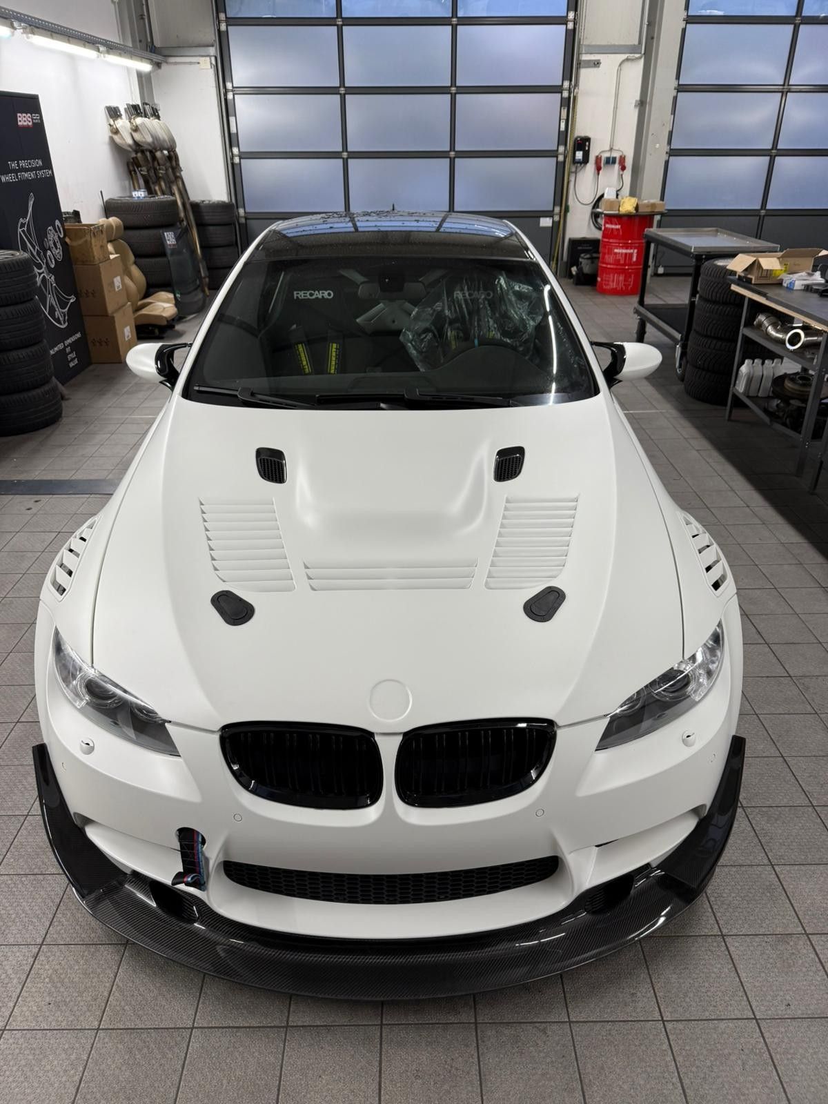 Frontansicht der Motorhaube eines neu lackierten BMW Sportwagens in Matt Weiß