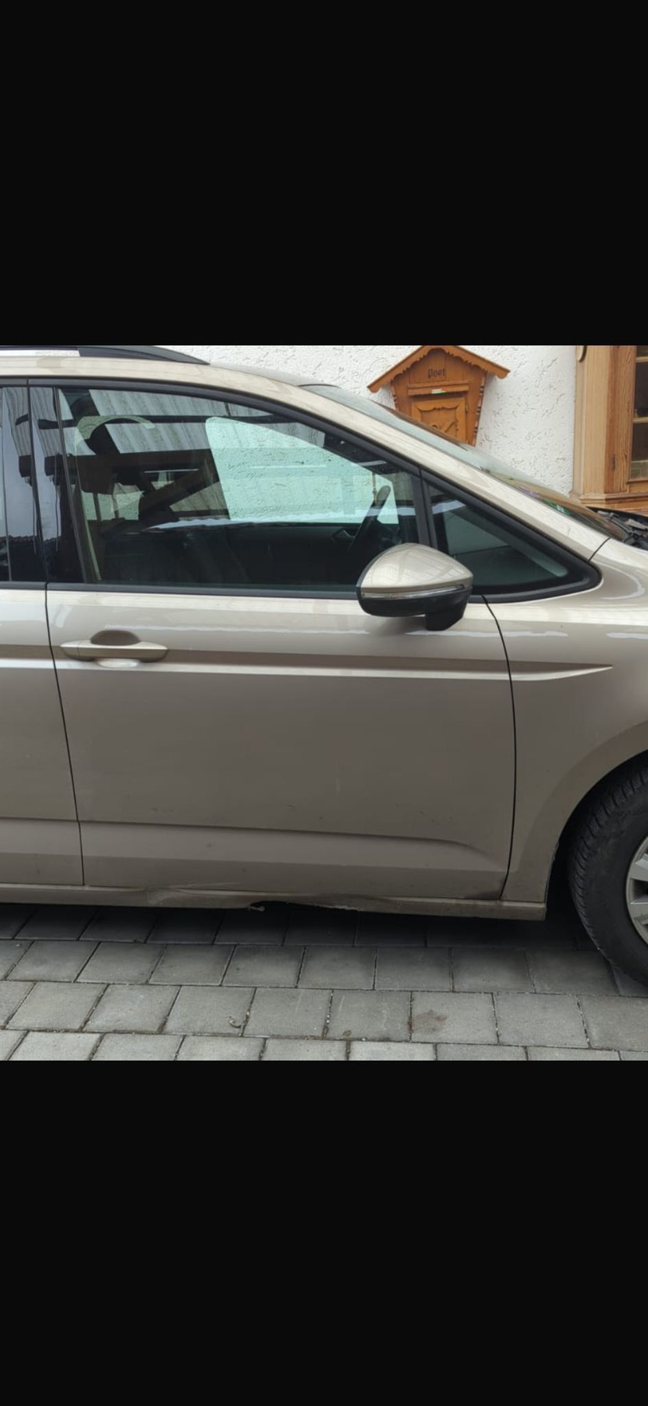 Reparatur Auto-Seiteneinstieg – Vorher: Dellen und Kratzer