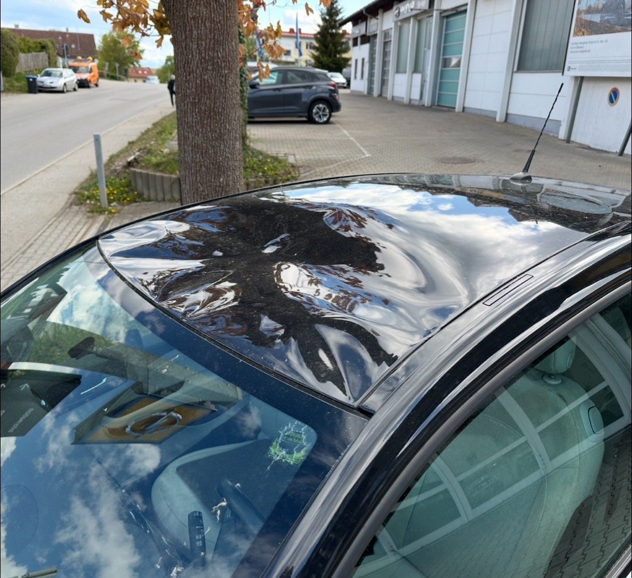 Reparatur Autodach – Vorher: Sehr stark verbeult