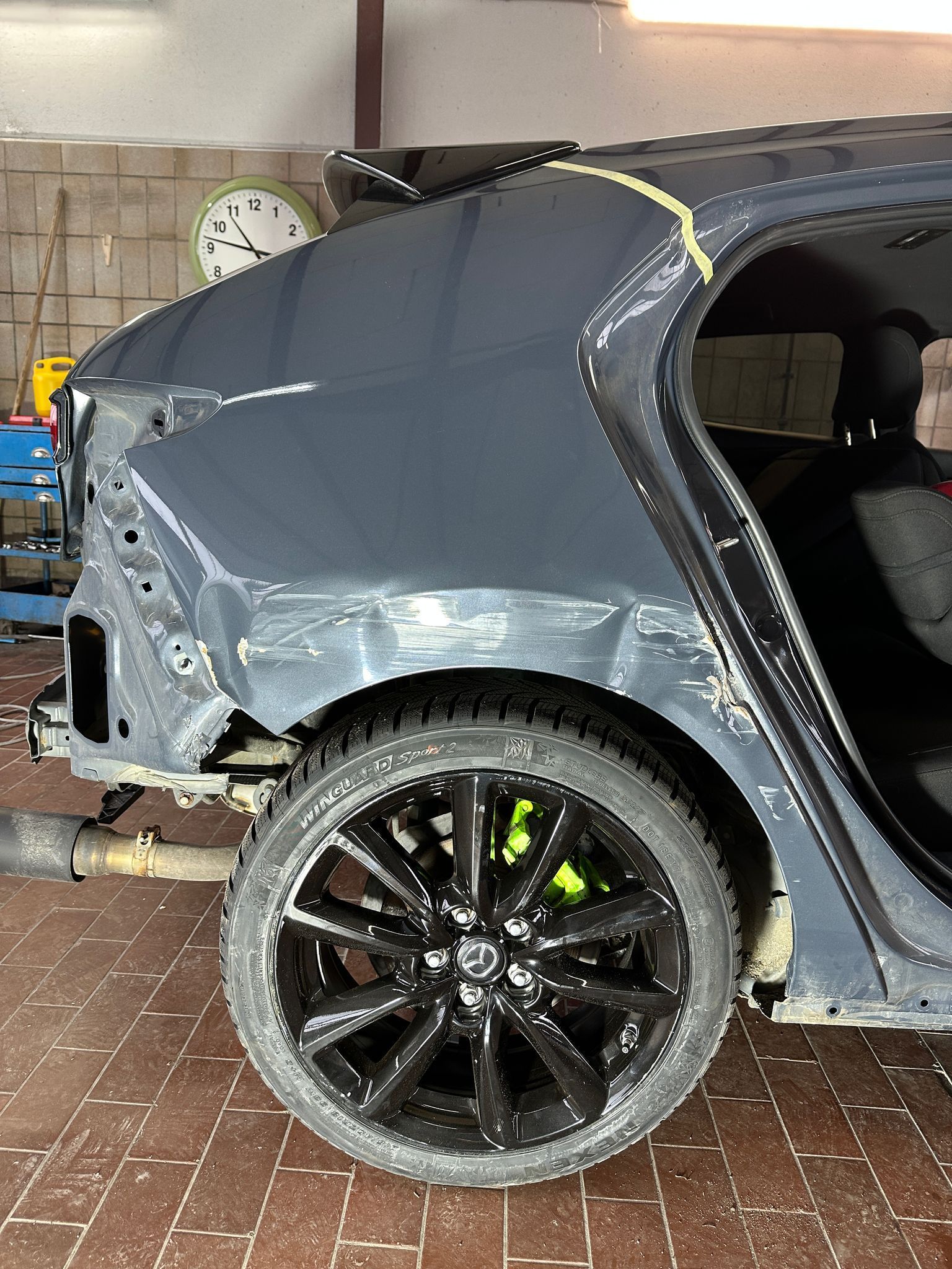 Reparatur Auto-Heckseite – Vorher: Verbeult, zerkratzt und Stoßstange weg