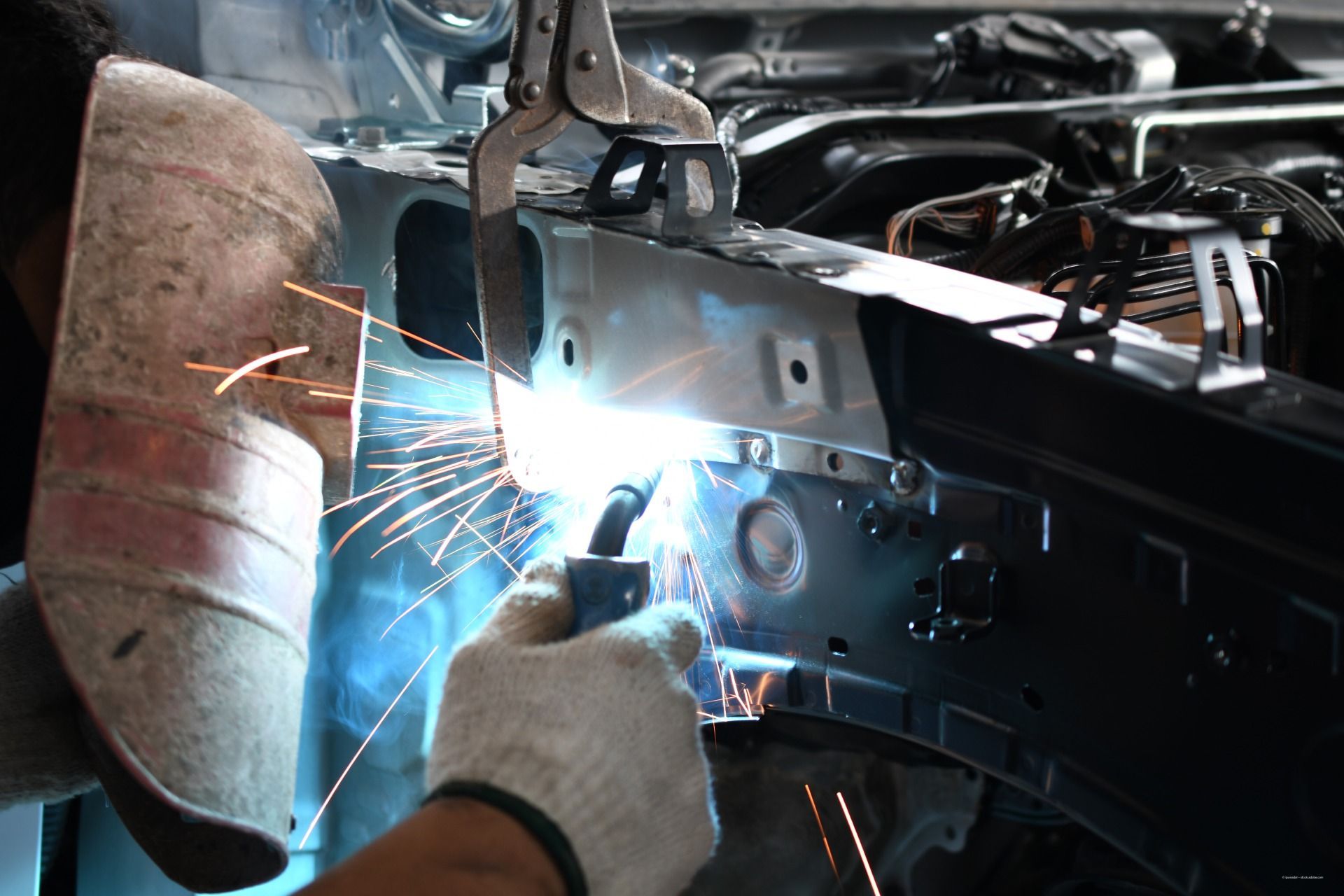 Ein Mechaniker schweißt und repariert ein Fahrzeug
