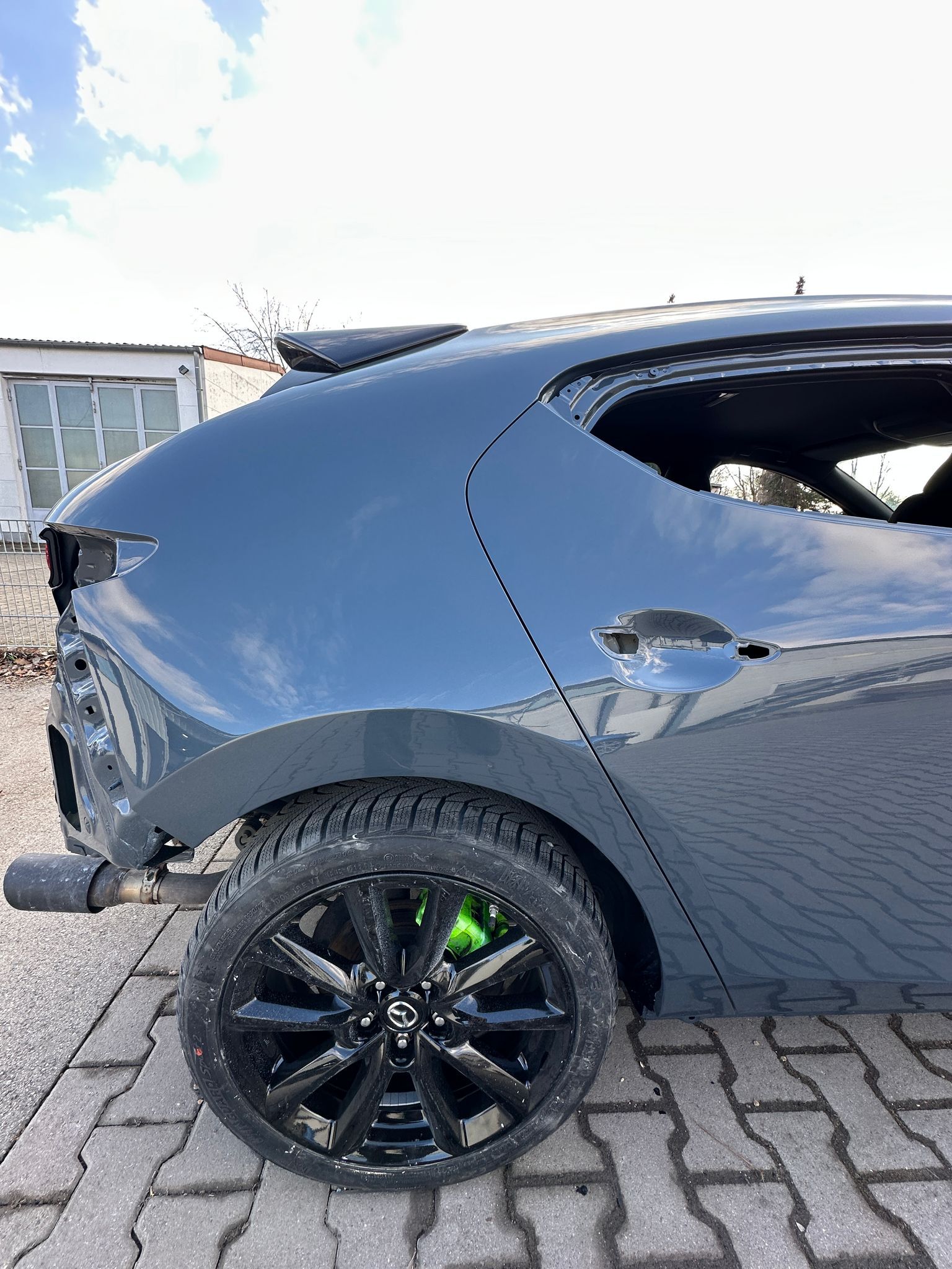 Reparatur Auto-Heckseite – Nachher: Beulen und Kratzer repariert und neu lackiert