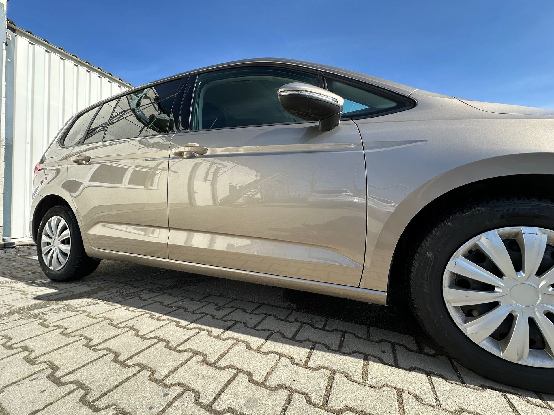 Reparatur Auto-Seiteneinstieg – Nachher: Dellen und Kratzer repariert und neu lackiert