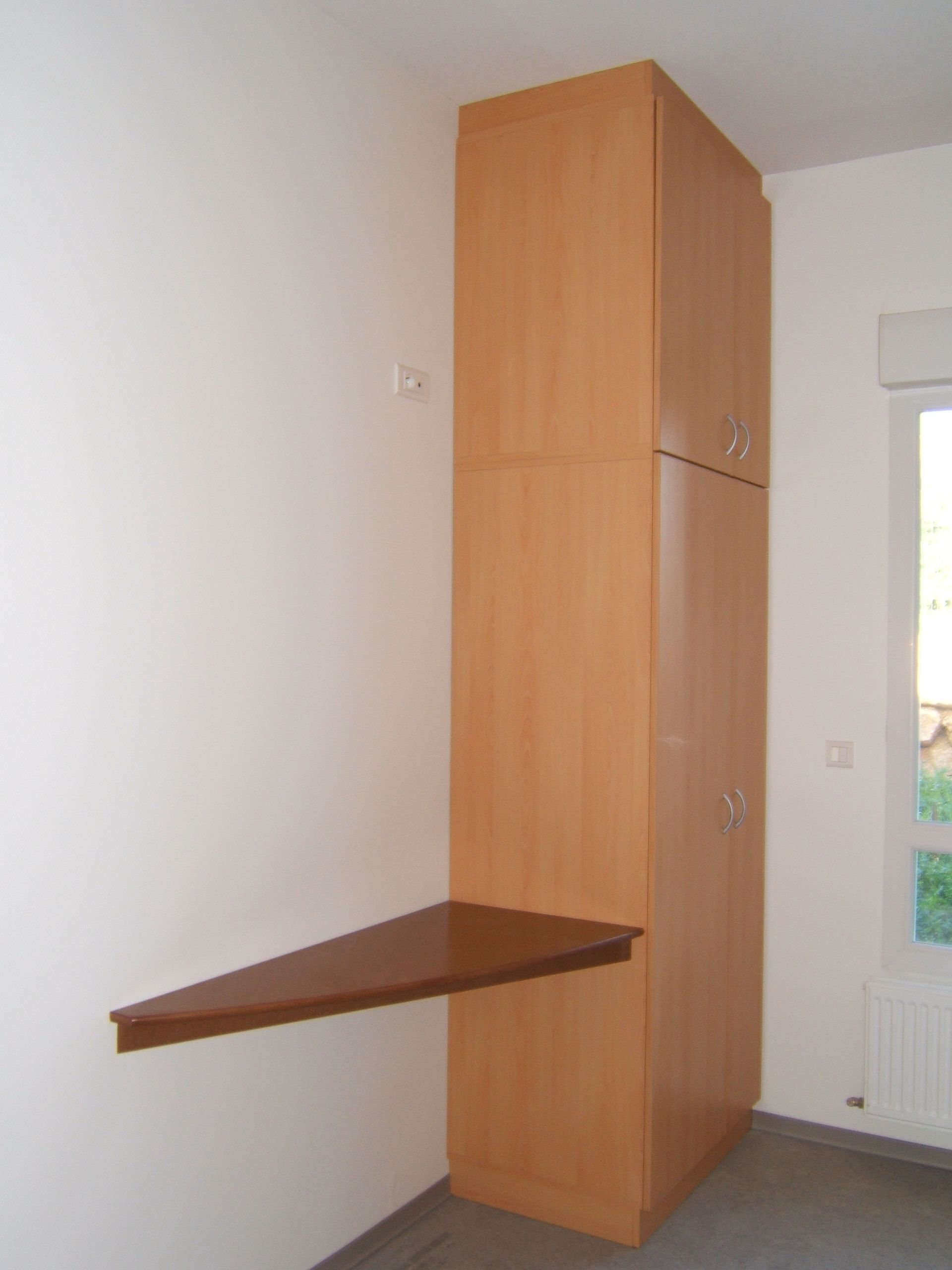 Étagère et placard fermé en bois