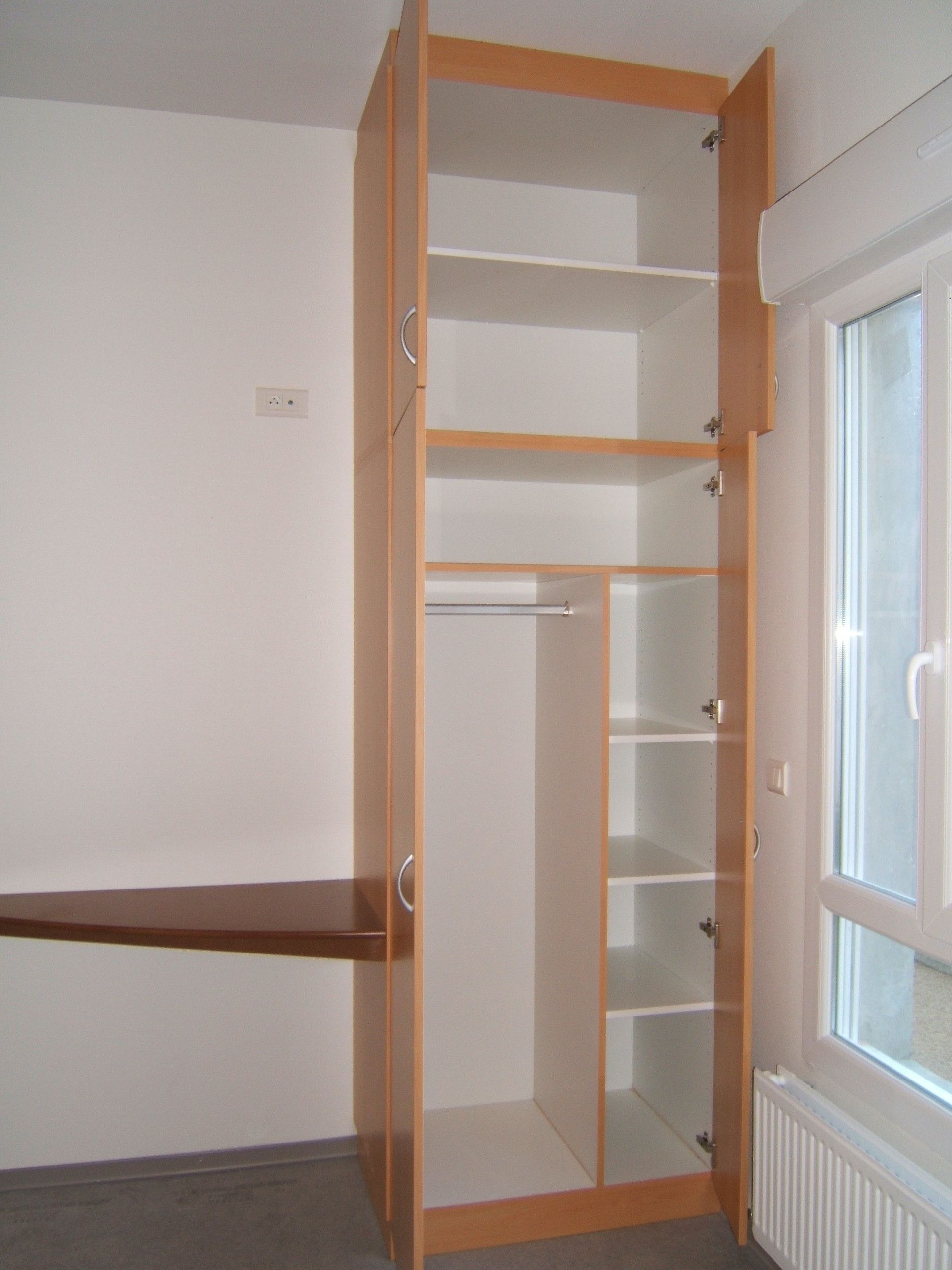 Étagère et placard ouvert en bois