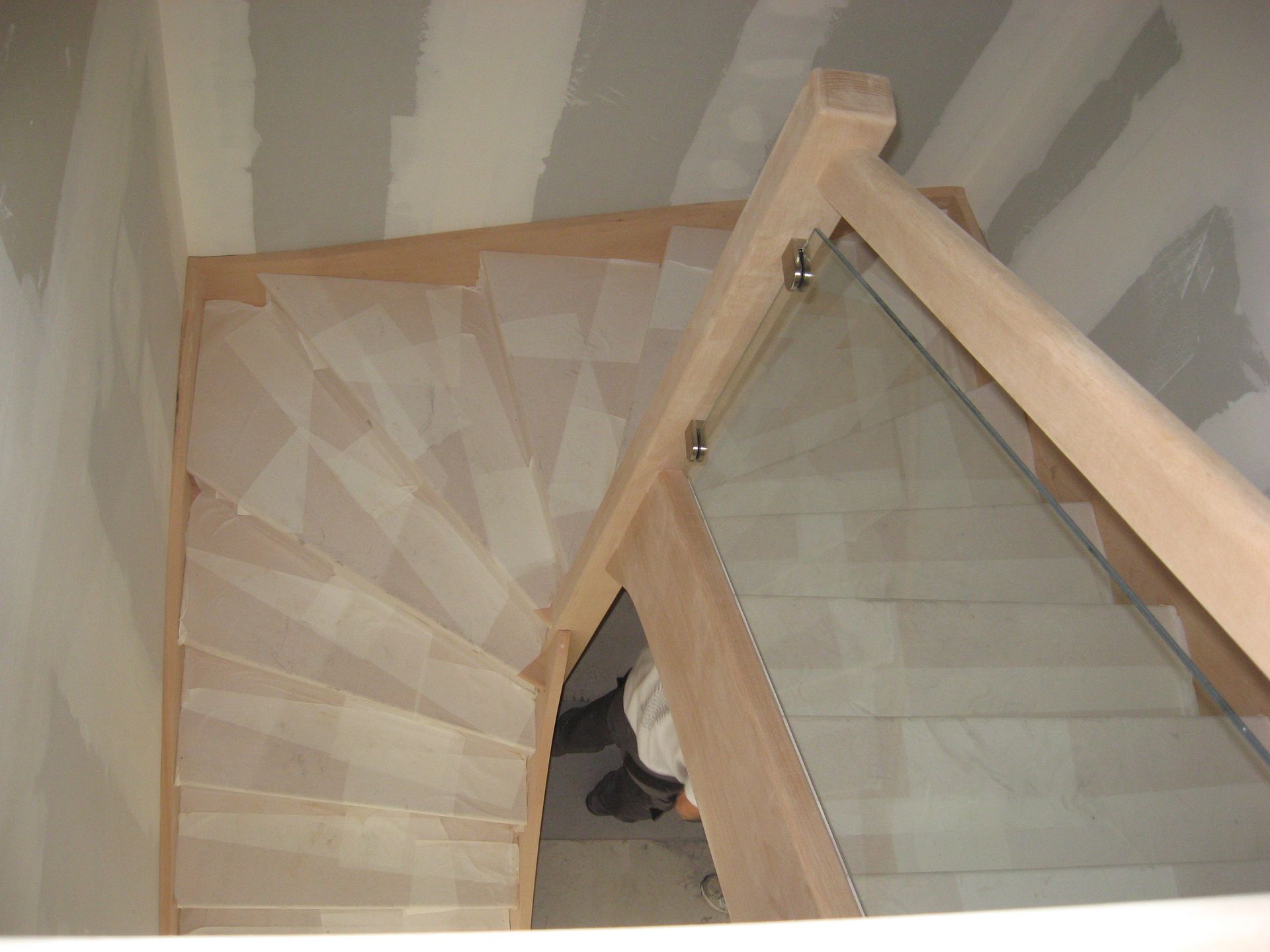 Travaux d'intérieur sur des escaliers en bois