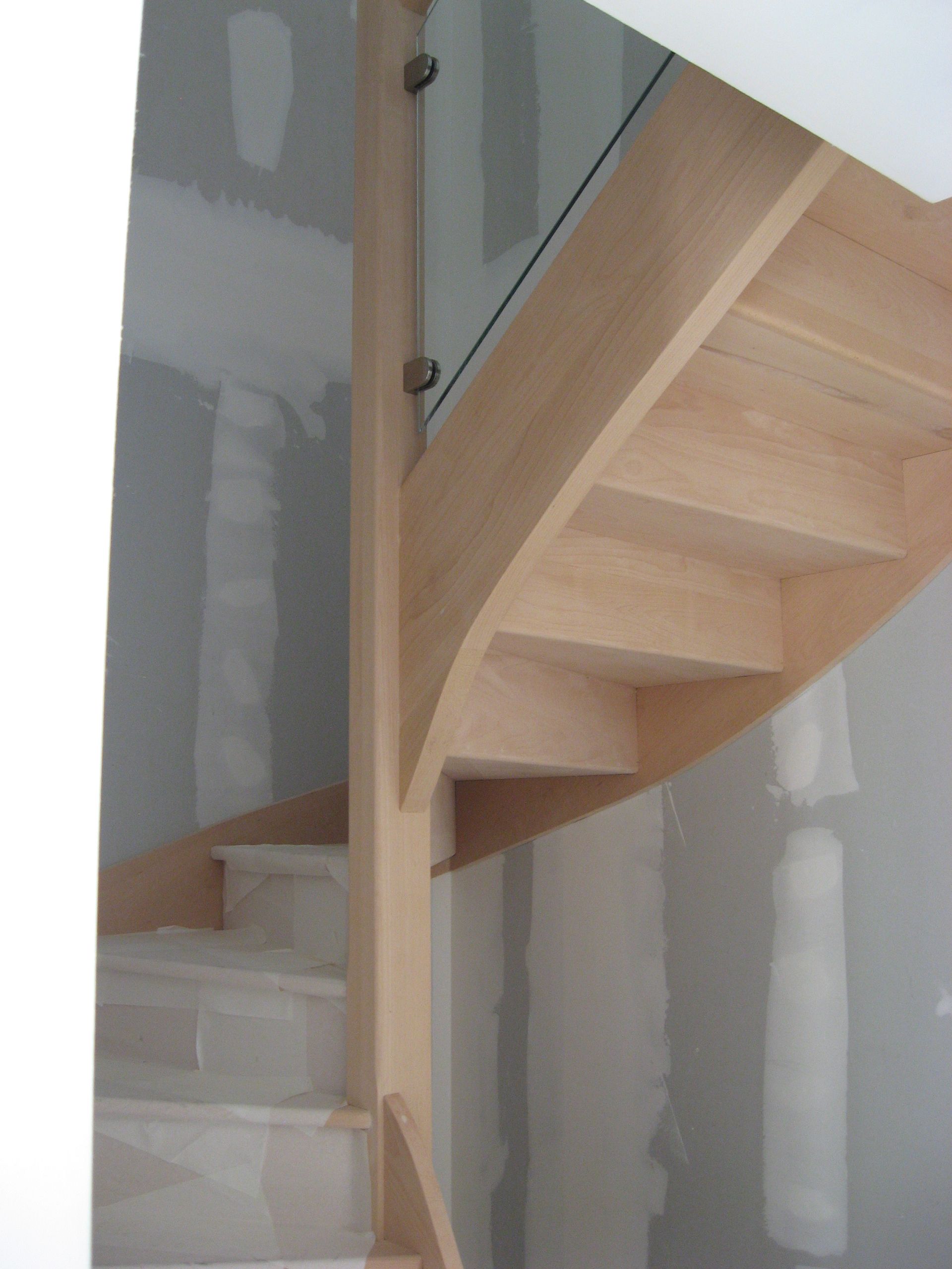 Escaliers en bois vue du-dessous